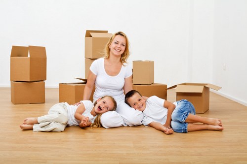 Secure loading and lifting procedures for a France moving service