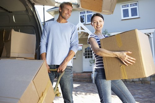 Careful unpacking support in a French apartment or house